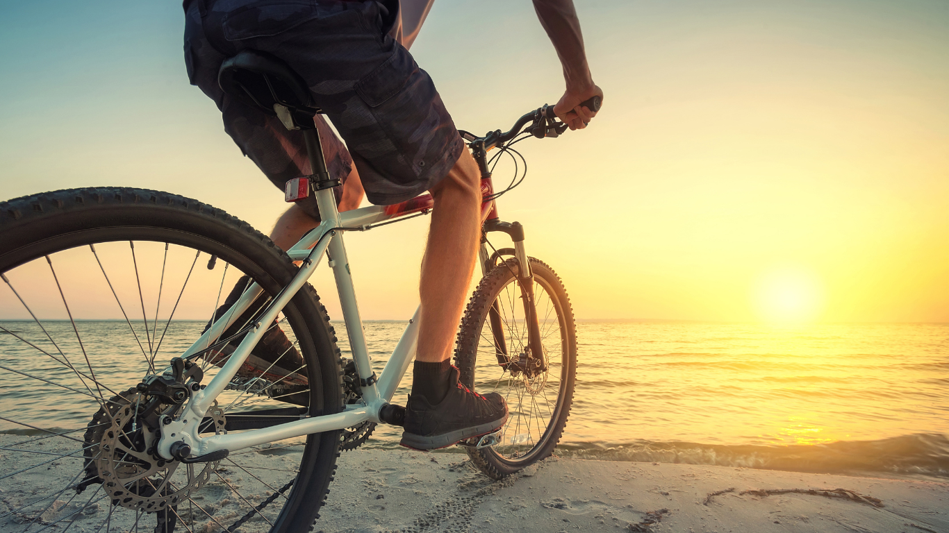 Cycliste devant la mer sur La Vélodyssée, l’itinéraire vélo le long de la côte Atlantique.