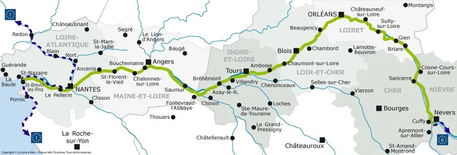 Map of La Loire à Vélo cycling route showing the full itinerary from Cuffy to Saint-Brévin-les-Pins along the Loire River, with main cities, tourist attractions and cycling stages highlighted.