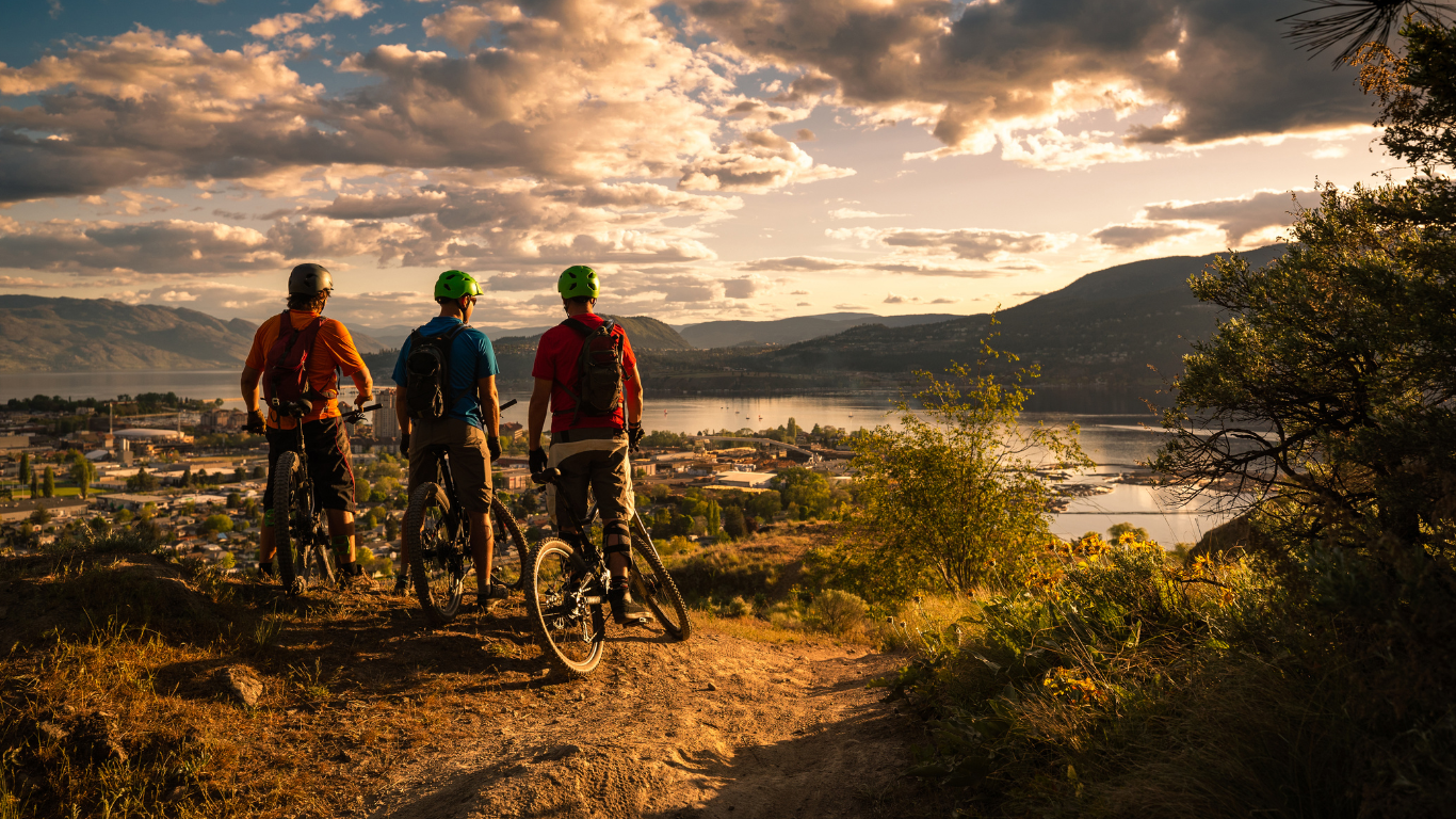 eurovelo 9 - des hommes regarde la vue 